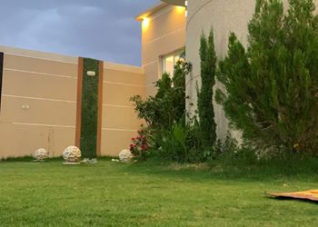 شاليه بمسبح داخلي وصالة جلوس