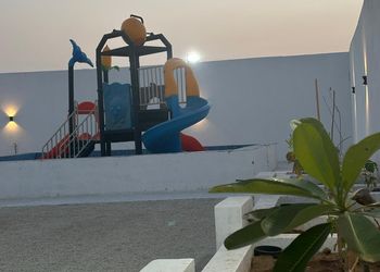 شاليه بألعاب مائية وصالة جلوس