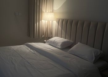 استديو بأثاث مريح وبسيط