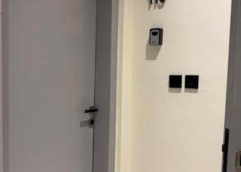 استديو بأثاث مريح وبسيط 