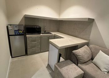 شقة بصالة جلوس وغرفتين نوم 