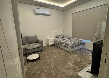 استديو بأثاث مريح وبسيط 