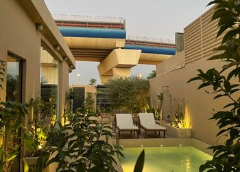 شالية بمجلس مطل على المسبح 