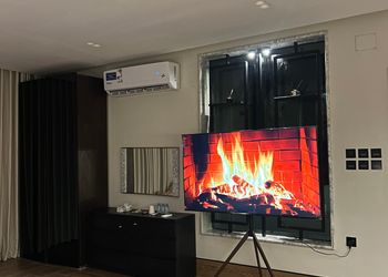 استديو بأثاث مريح وبسيط 