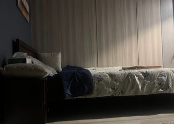 استديو بأثاث مريح وبسيط 
