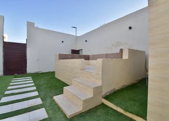 شاليه بجلسة خارجيه وركن شواء
