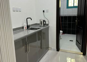 استديو غرفه ب 4 اسره مفرده 