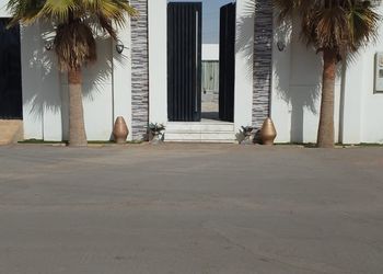 شاليه بمسطح اخضر وجلسة خارجية