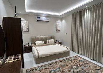 شقة بدخول ذاتي وصالة أنيقة 