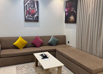 ثلاث غرف وصاله ومطبخ وحمام