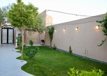 شاليه بمسطح اخضر وجلسة خارجية 