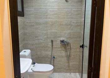شقة بصالة أنيقة ودخول ذاتي