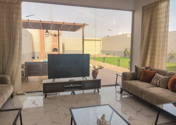 شاليه بجلسة خارجية ومسبح