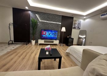 استديو انيق بأثاث مريح وبسيط 