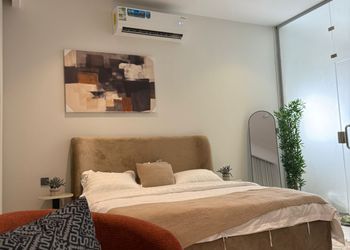استديو بأثاث مريح وبسيط 