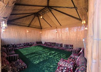 مزرعة بمسطح اخضر وبيت شعر