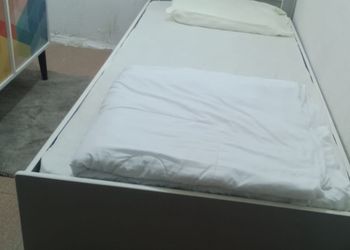 غرفة هادئة بسرير مفرد