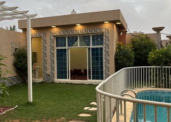 شاليه بجلسة خارجية ومسطح اخضر