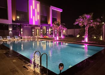 شاليه بمسطح اخضر وجلسة خارجية 