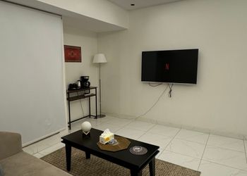 استديو بأثاث مريح وبسيط 