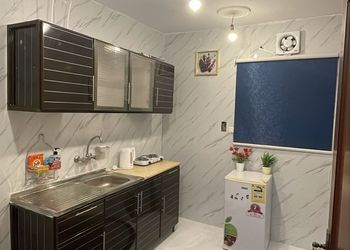 استديو بأثاث مريح وبسيط 
