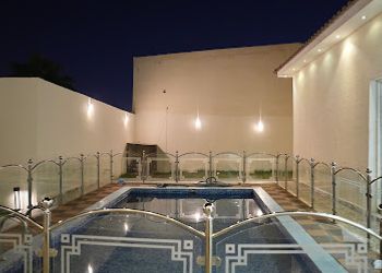 شاليه بمسطح اخضر ومسبح