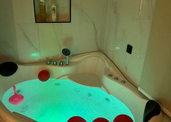 شقة بجاكوزي وبانيو ومدخل سيارة