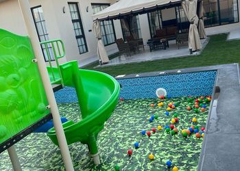 شاليه بألعاب مائية و مسطح اخضر