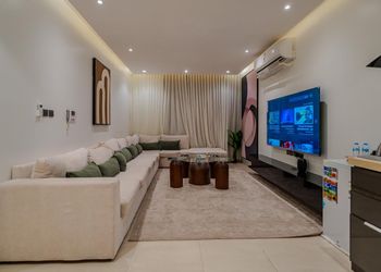 شقة بغرفة معيشة وغرفتين نوم 