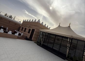 مزرعة بمسطح اخضر وجلسة خارجية