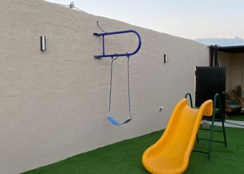 شاليه بمسطح اخضر ومسبح 