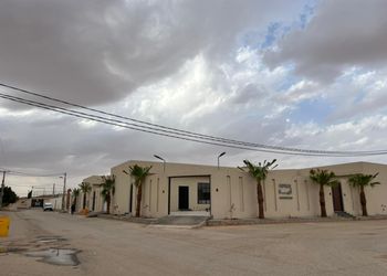 شاليه بمسبح خارجي وجلسة خارجية