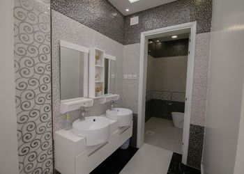 شاليه بجلسة خارجية ومسطح اخضر