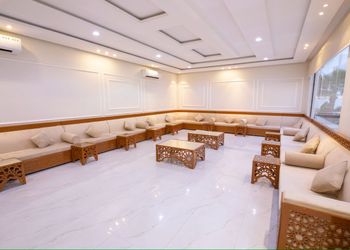 استراحة بصالة مطلة على المسبح 