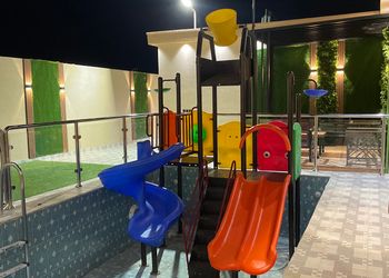 شاليه بمسطح اخضر وجلسة خارجية