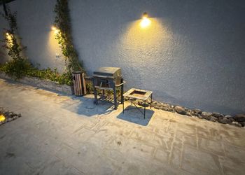 شاليه بمسطح اخضر و العاب مائيه