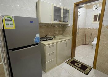 غرفة بأثاث مريح وبسيط 