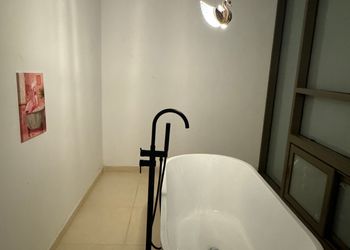 شقة بأثاث مريح وبسيط 