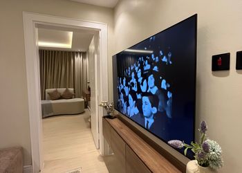 شقة بصالة أنيقة ودخول ذاتي 