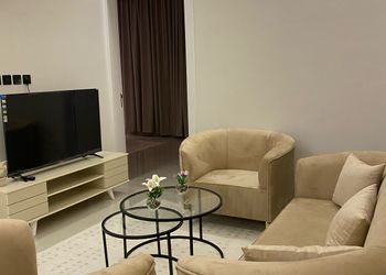 شقة بصالة مريحة وتصميم كلاسيك