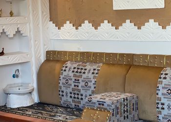 شاليه بمسبح داخلي وجلسة خارجية