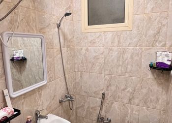 شقة بغرفة معيشة وغرفة نوم 