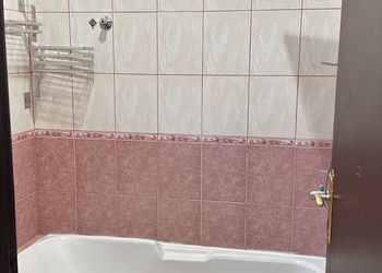 شقة بصالة وثلاث غرف نوم 