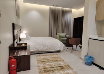 استديو بسرير ماستر وأثاث مريح 