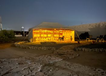 استراحة بمسطح اخضر وجلسة خارجية