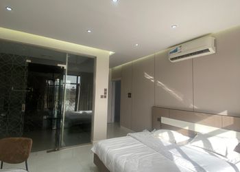 شاليه بمسطح اخضر ومسبح