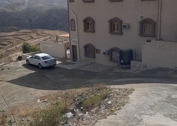 شقة بغرفتين نوم وصالة ومجلس