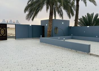 استراحة بمجلس وفناء خارجي 