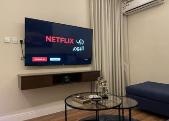 شقة بصالة انيقة وغرفة نوم