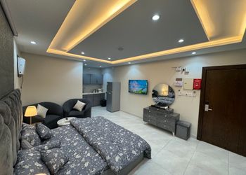 استديو بأثاث مريح وبسيط 